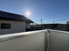 青空を感じられるバルコニーには爽やかな風が吹き抜け、周辺には戸建住宅街の景色が広がります。