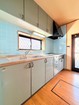 【キッチン】空間を広く使用できる壁付けキッチン！吊戸・床下収納があります！勝手口あり！