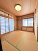 【和室】ダイニングとフラットに繋がる和室6帖！団らん空間、ゲスト・キッズルーム等多様な使い方ができます！