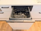 【ビルトイン食器洗浄乾燥機】食器洗いのわずらわしさから開放してくれる嬉しい設備。後片付けの手間を減らし奥様の時間を有効活用できます。お湯と洗剤を使う機会が少なくなるため、手荒れ防止にも。