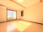 【洋室8.4帖?】南向きの大きな窓を設けているので陽当たり、風通し共に良好です！
