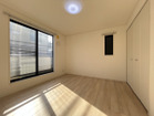 【洋室/約7.2帖】南東向きのバルコニーへ出入り可能な洋室。広さが十分にあり、主寝室や個室などライフスタイルに合わせて活用しやすい居室です。※2026年1月撮影