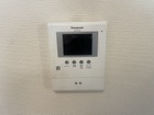 TVモニター付インターホンはドアを開けず来訪者を確認できる安心の設備。（2026年1月）撮影