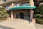 【エントランス】マンションのエントランス部分。管理形態は日勤で、共用部は綺麗に保たれています。※2026年1月撮影