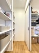 【パントリー・ずぼらクロゼット】キッチンからパントリー。その横にはずぼらクロゼット。その奥には脱衣所と効率的な家事動線。1号棟　モデル