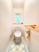 【1F・トイレ】窓付きで暗くなりがちなおトイレも明るくお使いいただけます！/2025年12月撮影