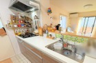 【キッチン-オープン】オープンキッチンのため、お子様が遊んでいるところを見守りながら、家事を進めることができます！作業スペースもゆったりとしているため、お料理がしやすいキッチンでございます。
