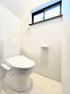 【1Fトイレ】窓付きで暗くなりがちなおトイレも明るくお使いいただけます/2026年2月撮影