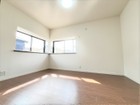 【2F・西側洋室約6帖】２面採光の明るい洋室は子供部屋にも/2026年2月撮影