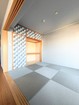 【和室-お洒落】琉球畳が特徴的な和室。押入も空間を華やかにしてくれる柄が書いてあるお洒落な空間になっております。(2026年2月撮影)
