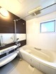 【浴室】半身浴・全身浴を楽しめ節水でエコになるベンチ浴槽タイプ！外気を採りこみながらのバスタイムも高窓のため安心感があります！浴室換気乾燥機付きです