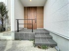 ■玄関アプローチは屋根があるので雨の日の出入りや置き配にも役立ちます♪玄関電子キーも採用◎