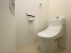 ■一体型トイレは全体的に凹凸が少なく、お掃除ラクラク♪スッキリとした印象を与えます