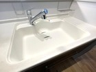 【キッチン-清潔感】ホワイトを基調としたシンク。ゆったりとした広さがあるため、米研ぎや野菜洗い、食器洗いなど快適に進めることができます！