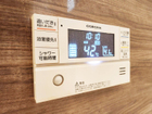 ■エコキュート浴室用リモコン。追い炊き機能が付いていますので、入浴時間の遅いご家族もいつでも温かいお風呂に入ることができます♪
