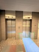 エレベーター2基。《2026年3月撮影》