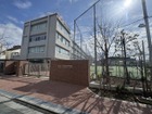 学校教育目標は「誇り高く志をもち、自他を大切にする生徒」「自ら考え、心豊かに、たくましく」です。これらの目標のもと、生徒が主体的に学び、互いを尊重しながら成長できる環境づくりが進めらています。