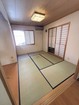 リビングとの続き間で扉の開け閉めでフレキシブルに使用可能。居心地のよい和室。来客の際の客間としても。◇2026年3月撮影
