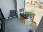 リビングに面したテラス。お気に入りのイスやテーブルを置けば我が家のカフェとなります。10号棟　モデル