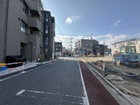 南側前面道路。現地《2026年3月撮影》