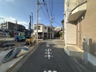 東側前面道路。現地《2026年3月撮影》