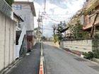 【現地-住環境】前面道路が歩道のため、お子様の通学も安心です。徒歩10分圏内に商業施設などが充実しており、子育てしやすい住環境でございます。JR宇都宮線「土呂」駅が利用できるため、通勤・通学も楽々！