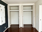 クローゼットの付いた約7.6帖の寝室（2026年3月）撮影