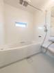 【浴室】手足を伸ばして寛げるバスルーム！お子様と一日の出来事を話しながら楽しい時間が持てる広さです！