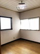 2階洋室4.5畳。たっぷりの陽射しを確保する2面採光の明るいお部屋です。