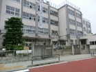東京都足立区にある公立中学校。23区内公立中学校で生徒数が多い学校のひとつ。