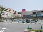 「イオンモール柏」千葉県柏市豊町に所在する、イオンモール株式会社が管理・運営を行っているショッピングセンター。 2011年11月21日に「イオン柏ショッピングセンター」から現名称に変更された。