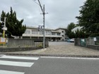 八ヶ崎第二小学校が目の前にあります。