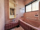 ■効率的な換気もでき自然と明かりを取り込む事が出来る窓の付いた明るい浴室♪