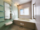 ■窓付きの浴室。ゆっくり足を伸ばして入浴できるサイズです！手すりが付いているので、ご高齢の方も安心して入浴できます！