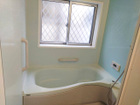 半身浴のできるステップ仕様のバスタブは小さなお子様と一緒に入浴する際にも使いやすいです。