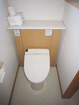 【2階トイレ】清潔感のある白を基調としたトイレ
