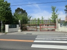 八幡小学校まで１１００ｍ　平成２６年に創立１１０周年を迎えた伝統のある学校。教育目標「学び育つ子～みんな笑顔の八幡小学校～」