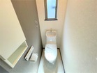 【２階トイレ】温水洗浄機付で快適なレストルーム