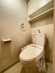 【トイレ】温水洗浄便座。上部にペーパーや洗剤等しまえる吊戸収納があります