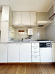 リビングのスペースを広く取れる壁付けキッチン。忙しいミセスにうれしい食器洗乾燥機付。
