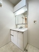 【洗面所】90センチ幅のある三面鏡付き化粧台。吊戸棚もありスッキリ収納できます！