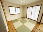 【和室】おしゃれな畳でモダンな和室。リビングに続いているので使い方も様々。