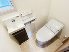 【1階トイレ】温水洗浄機付で快適なレストルーム。手洗い器も設置した、使いやすさを重視する造りになっております