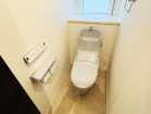 【2階トイレ】壁リモコンのスッキリとしたトイレです。便座を温める機能もついていて、居心地良くてトイレから出られなくなるかも！