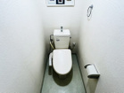 【トイレ】温水洗浄機付で快適なレストルーム。便座を温める機能もついていて、居心地良くてトイレから出られなくなるかも！
