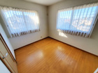 【2階洋室1】シンプルなデザインの空間は、色褪せることのない心地良さを作ります。
