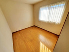 【2階洋室2】住まう方自身でカスタマイズして頂けるようにシンプルにデザインされた室内。家具やレイアウトでお好みの空間を創りあげられます。