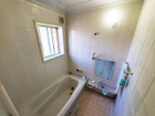 【浴室】しっかり換気ができる窓のあるバスルーム。自然の風を取り入れて換気ができるため、湿気がこもりやすい浴室のカビ防止になります。