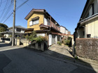 【現地】車通りの多くない住宅街。近くに存する清々しい空気感を纏う中川神社がこの地域の鎮守です