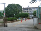 昭和47年開校の歴史ある小学校。校庭も広くて緑豊かな環境です。